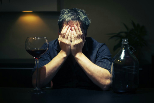 Мужчина с алкоголизмом